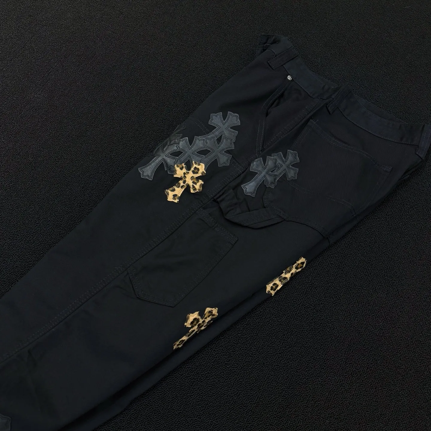 P280 Style number: D363 Chrome Hearts Chrome Hearts straight-cut logging overalls Color #Black Size #S-Xxl (28 30 32 34 36) 28 Waist 74 Hip 102 Length 101 30 Waist 78 Hip 106 Length 102 32 Waist 82 Hip 110 Length 103 34 Waist 86 Hips 114 Pants Length 104 36 Waist 90 Hips 118 Pants Length 106 Heavy canvas material This pants type was first created by Carhartt. With the development of the times, it has been reinterpreted by many brands. This Crow Heart logging overalls are based on the Carhartt pants with some improvements and added elements‼ ️